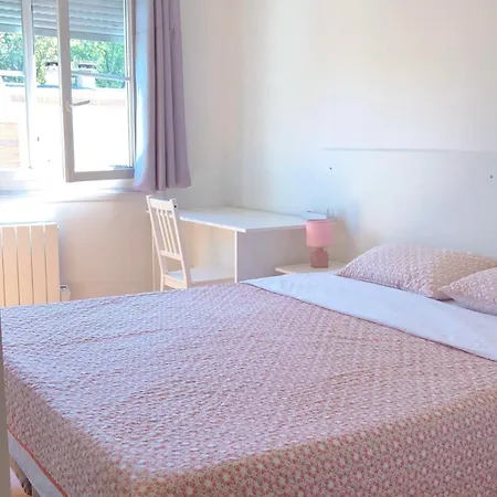 Pratique Et Calme Dans Centre De Evry Habitación en casa particular *